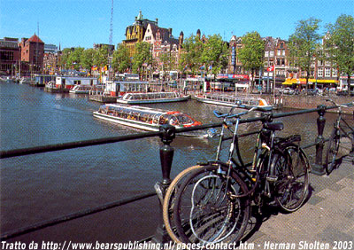  Bici al Damrak ad Amsterdam, link qui per dimensioni reali