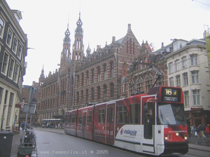 Tram olandese alla Centraal Station, link qui per dimensioni reali