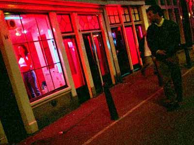 Prostitute al Quartiere a Luci Rosse di Amsterdam, link qui per dimensioni reali