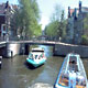 Canalboat blu sotto al ponte