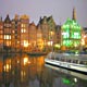 Case che si specchiano di notte nell'acqua di Amsterdam