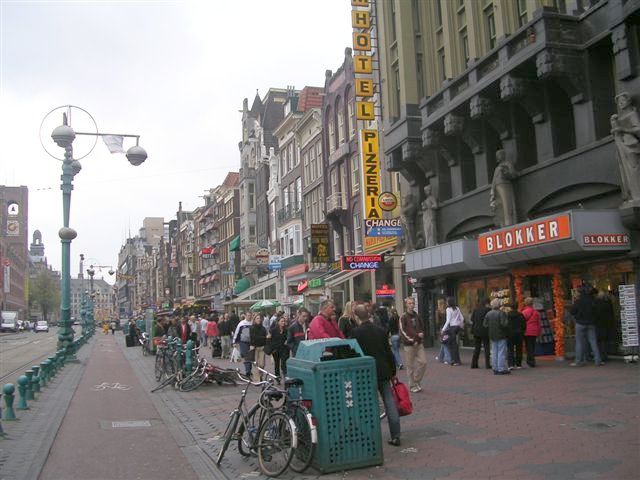 Damrak di Amsterdam - Clicca sull'immagine per ingrandirla