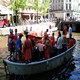 olandesi arancioni in barca ai Festeggiamenti della Regina