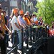 Olandesi con corona arancione dal ponte