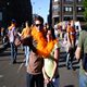 Due innamorati olandesi vestiti di arancione